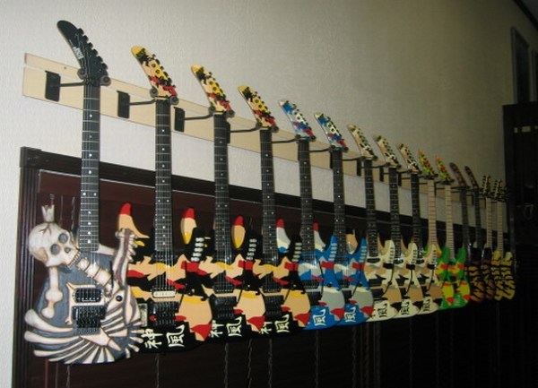 ESP-Guitars-Row.jpg (600x433 -- 66645 bytes)
