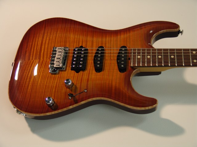 Suhr-Carve-Top-Amber-Flame-4.jpg (640x480 -- 0 bytes)