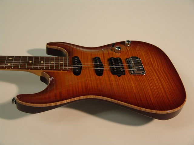 Suhr-Carve-Top-Amber-Flame-6.jpg (640x480 -- 0 bytes)