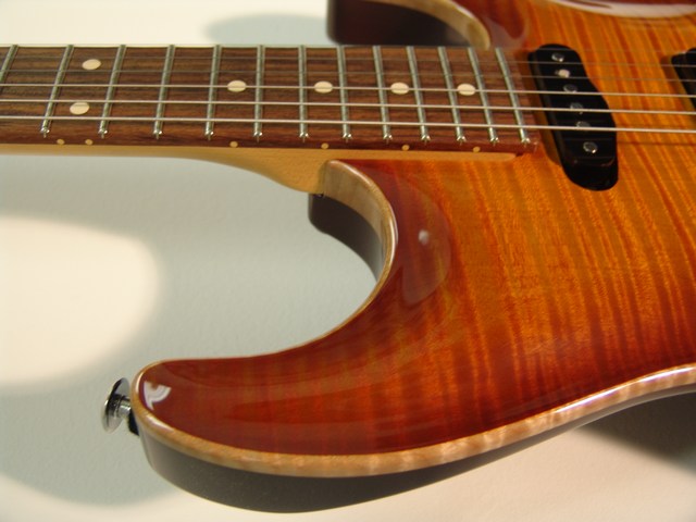 Suhr-Carve-Top-Amber-Flame-7.jpg (640x480 -- 0 bytes)
