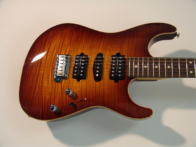 Suhr-Carve-Top-Amber-Flame1.jpg (640x480 -- 0 bytes)