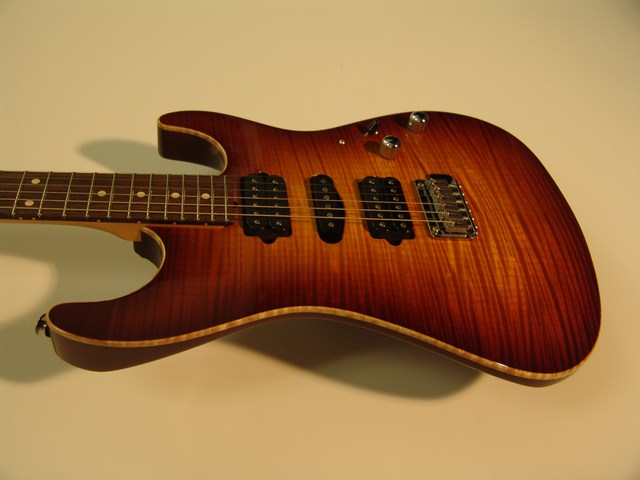 Suhr-Carve-Top-Amber-Flame2.jpg (640x480 -- 0 bytes)