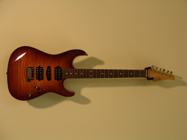 Suhr-Carve-Top-Amber-Flame4.jpg (640x480 -- 0 bytes)